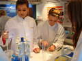 Schülerinnen des Mädchengymnasiums Jülich schnupperten Laborluft im BIOTechnikum.