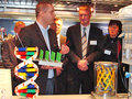 Kleiner Chip als großer Könner: Der wissenschaftliche Projektbegleiter Dr. Niklas Nold erklärte Wirtschaftsstaatssekretär Thomas Pleye (vorne von links) das Funktionsprinzip von DNA-Chips.