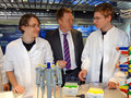 Bildungsminister Christoph Matschie, Thüringer Minister für Bildung, Wissenschaft und Kultur, zeigte sich begeistert von den Angeboten der Initiative "BIOTechnikum" des Bundesministeriums für Bildung und Forschung.