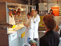 Mit ihrem Praktikum rund um die DNA startete die Hessen-Tour der Initiative "BIOTechnikum": Schülerinnen und Schüler der Pestalozzischule Idstein im Labor der mobilen Erlebniswelt.