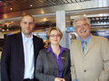 Zu Besuch im BIOTechnikum: der bayerische Wirtschaftsminister Martin Zeil mit den projektbegleitenden Wissenschaftlern Dr. Katrin Silbermann und Dr. Niklas Nold (von rechts).