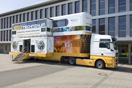 Bild zeigt: Mobile Erlebniswelt BIOTechnikum vor einer Schule