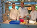 Dr. Reinhard Brandl versuchte sich im Praktikum für „Bio-Techniker“ gemeinsam mit den Schülerinnen und Schülern des Willibald-Gymnasiums Eichstätt an der Stromerzeugung mit mikrobiellen Brennstoffzellen, …