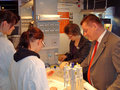 MdB Hermann Gröhe geht gemeinsam mit Schülern auf biotechnologische "Verbrecherjagd".
