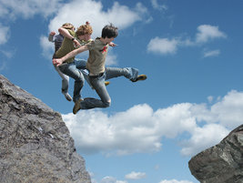 Bild zeigt: Jugendliche beim beherzten Sprung über einen Abgrund