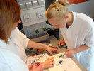 Schülerinnen in Arnsberg beim Bau einer Grätzelzelle.