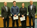 Verleihung  des MOI-Forschungspreises (v.l.n.r.): Stellvertretender Sprecher der MOI Graduiertenschule Prof. Dr. med. Klaus Pfeffer, Preisträger Dr. Tim Fechtner, Preisträgerin Dr. Alida Schäkel, Sprecher der MOI Graduiertenschule Prof. Dr. Johannes H. Hegemann (Foto: Steffen Köhler)