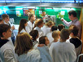 Dr. Tim Fechtner umringt von kleinen Nachwuchsforschern: Besuch des BIOTechnikums bei der Langen Nacht der Wissenschaften in Berlin.