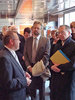 Mehr erfahren über die Angebote der Initiative wollte auch Klaus-Peter Güttler, Staatssekretär im Hessischen Ministerium für Wirtschaft, Verkehr und Landesentwicklung (rechts). Der wissenschaftliche Projektleiter "BIOTechnikum", Dr. Andreas Jungbluth (links), stellte ihm und den Besucherinnen und Besuchern des Praktikums die Angebote vor.