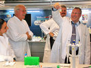 Der wissenschaftliche Projektleiter Dr. Andreas Jungbluth (rechts) präsentierte einen der Ansätze mit enzymhaltigen Waschmitteln: Sie waren flüssig geblieben, da die Proteasen das Protein Kollagen der Gelatine abgebaut hatten.