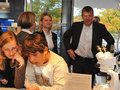 Start in die "Lange Nacht der Wissenschaft": Nach deren Eröffnung besuchte unter anderem der niedersächsische Wissenschaftsminister Lutz Stratmann (rechts) das BIOTechnikum. Foto: Universität Oldenburg