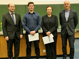 Verleihung  des MOI-Forschungspreises (v.l.n.r.): Stellvertretender Sprecher der MOI Graduiertenschule Prof. Dr. med. Klaus Pfeffer, Preisträger Dr. Tim Fechtner, Preisträgerin Dr. Alida Schäkel, Sprecher der MOI Graduiertenschule Prof. Dr. Johannes H. Hegemann (Foto: Steffen Köhler)