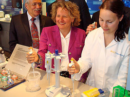 Dr. Bernward Garthoff, Clustermanager BIO.NRW, und Wissenschaftsministerin Svenja Schulze gaben den Startschuss für die 3. NRW-Tour.