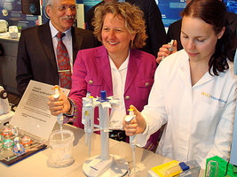 "Biotechnologie live erleben" Dr. Bernward Garthoff, Clustermanager BIO.NRW, und Wissenschaftsministerin Svenja Schulze gaben den Startschuss für die 3. NRW-Tour.