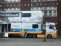 Für zwei Tage Labor, Ausstellung, Vortragsraum und Drehort zugleich: die mobile Erlebniswelt vor der August-Dicke-Schule in Solingen. Hier machte die Initiative "BIOTechnikum" am 26. und 27. Februar 2009 Station.