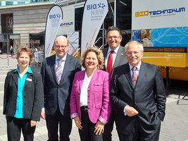 Dr. Hella Tappe, projektbegleitende Wissenschaftlerin, Oberbürgermeister Markus Lewe, Wissenschaftsministerin Svenja Schulze, Prof. Dr. Stephan Luwig, Prorektor an der Westfälischen Wilhelms-Universität Münster, und Dr. Bernward Garthoff, Clustermanager BIO.NRW, gaben in Münster den Startschuss für die NRW-Tour 2011