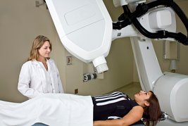Bild zeigt: Patientin bei Bestrahlung
