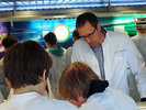 Dr. Roy Kühne widmet sich gemeinsam mit den Schülerinnen und Schülern der OBS Badenhausen den ersten Schritten der Käseherstellung im Labor.